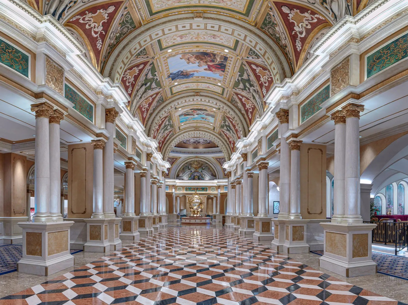 踏入澳門威尼斯人酒店富麗堂皇的大廳與走廊，沉浸在華麗的義大利建築藝術之中。