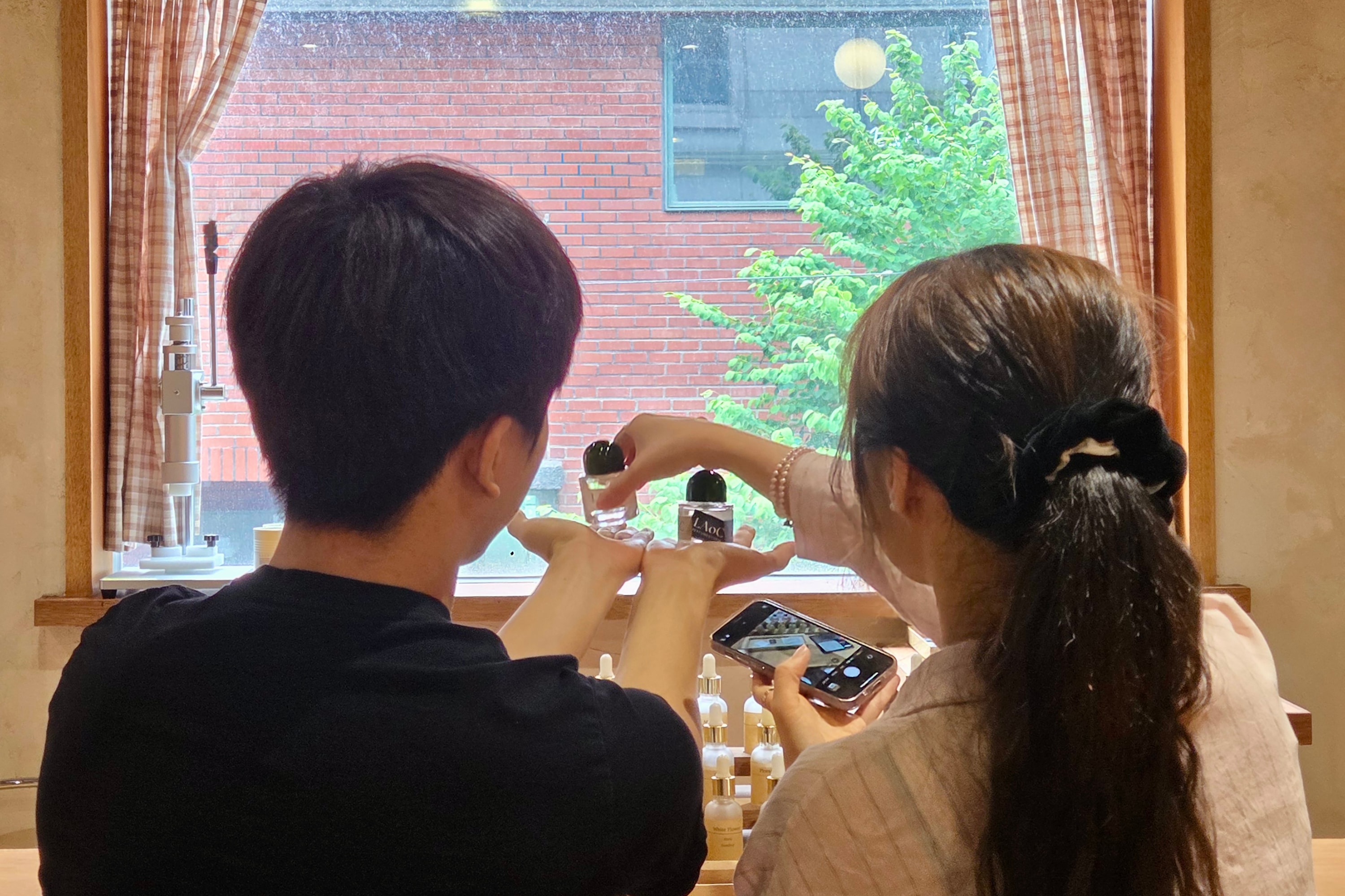 溫暖的氛圍，加上陽光透過窗戶灑落，令人留下深刻的印象。