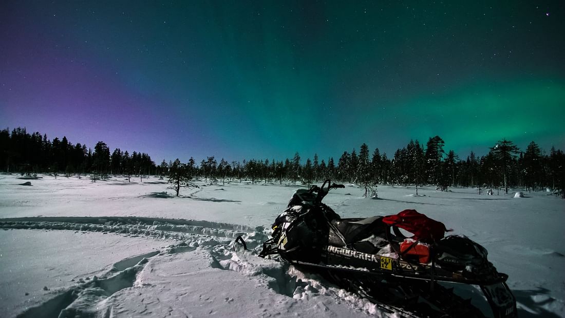 羅瓦涅米雪地摩托探險之旅和篝火之夜 (Snowmobile safari and campfire evening escape in Rovaniemi)