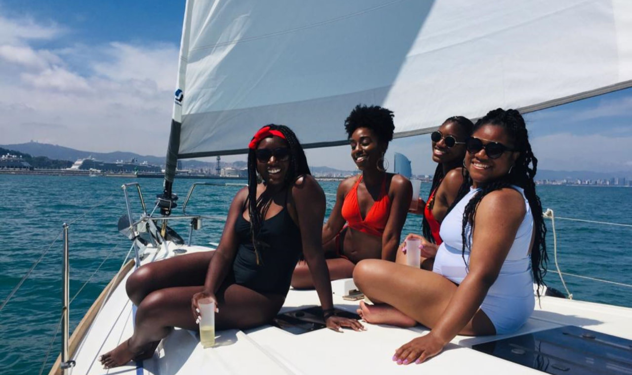 Sailing tour with food and drinks in Barcelona 