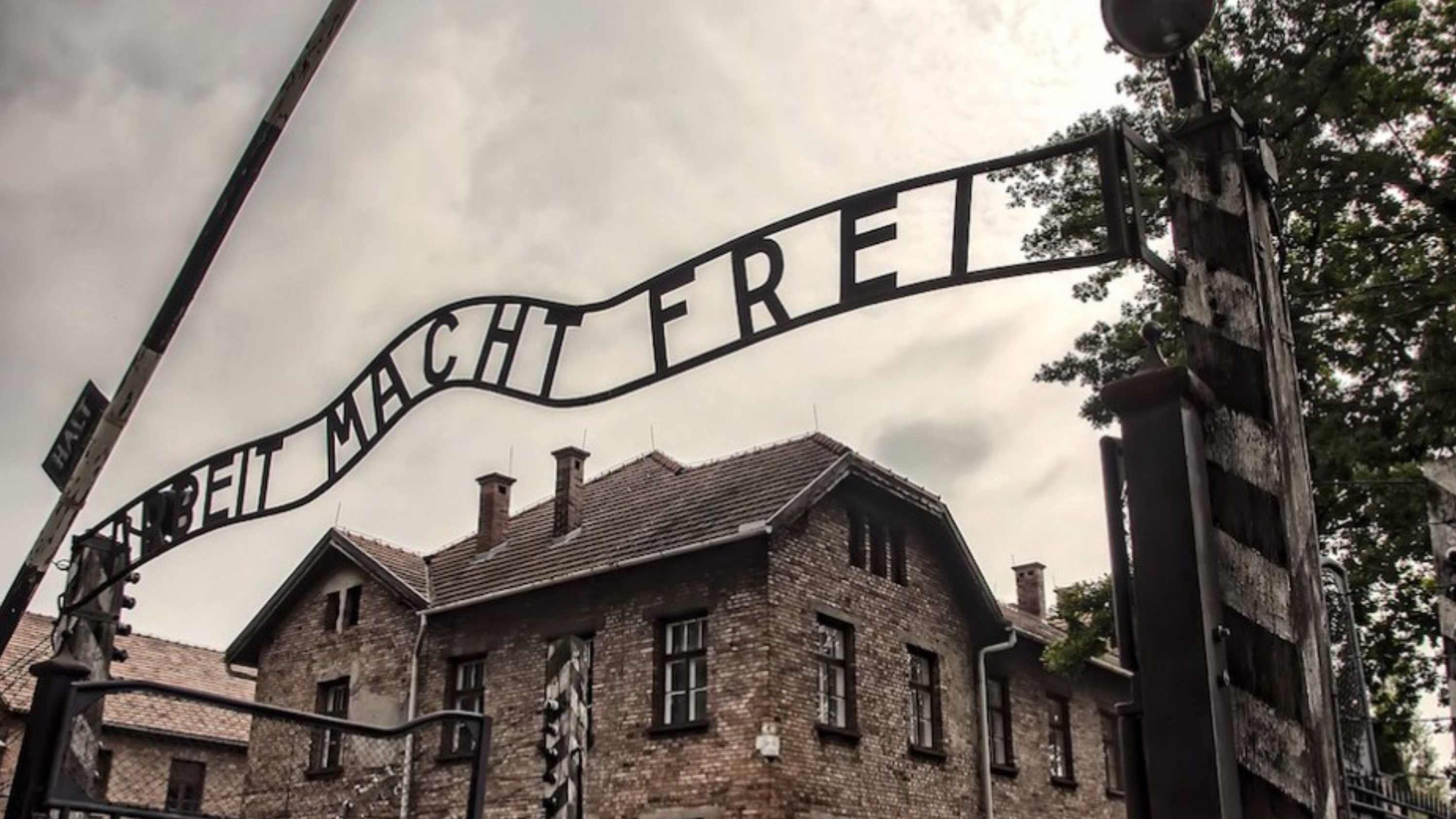 “Arbeit Macht Frei”——標誌著奧斯威辛一號營入口的欺騙性大門