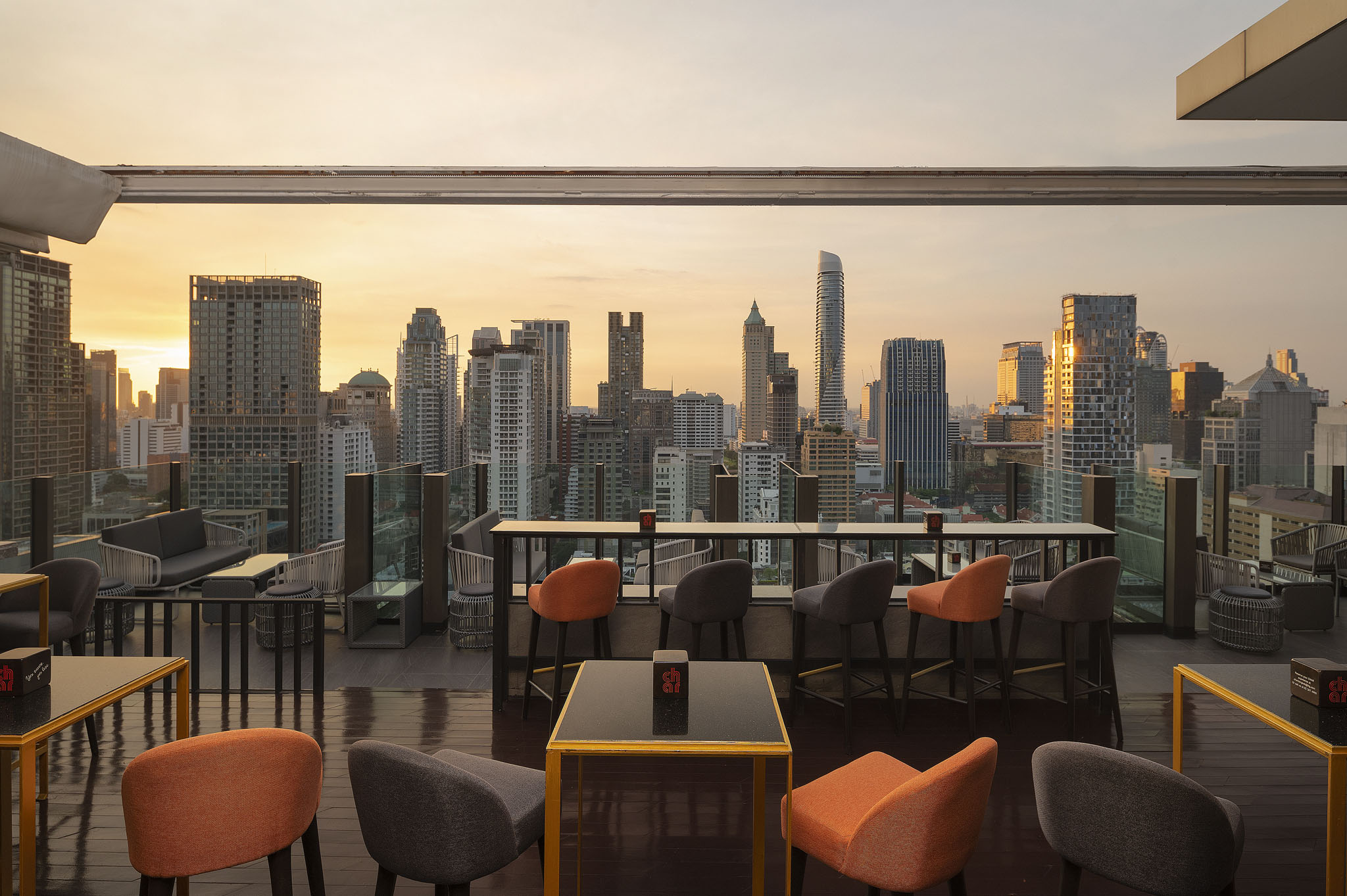 曼谷英迪格酒店CHAR屋頂酒吧 (CHAR Rooftop Bar at Indigo Hotel Bangkok)