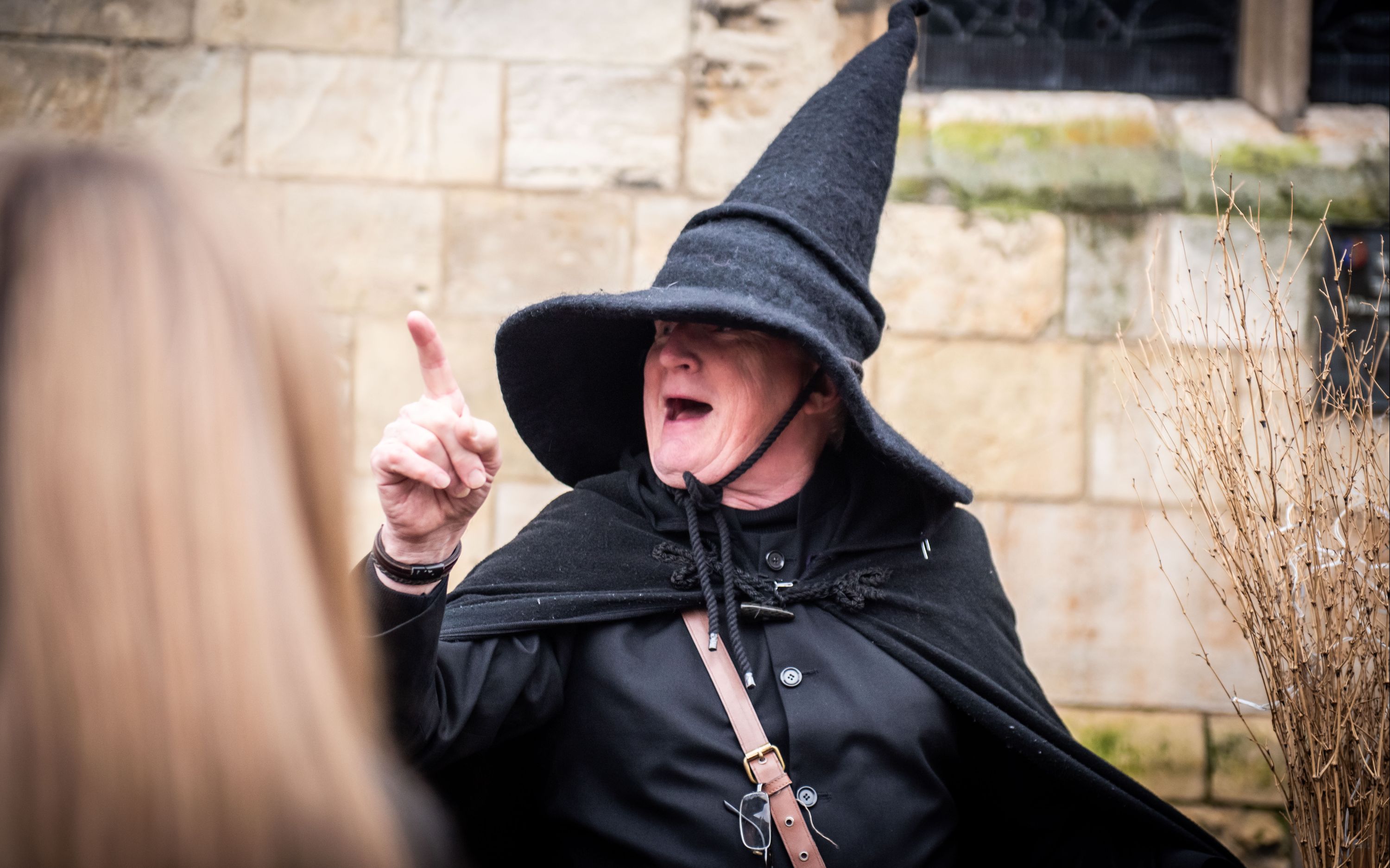 與您的盛裝導遊一起享受生動的故事情節和引人入勝的歷史