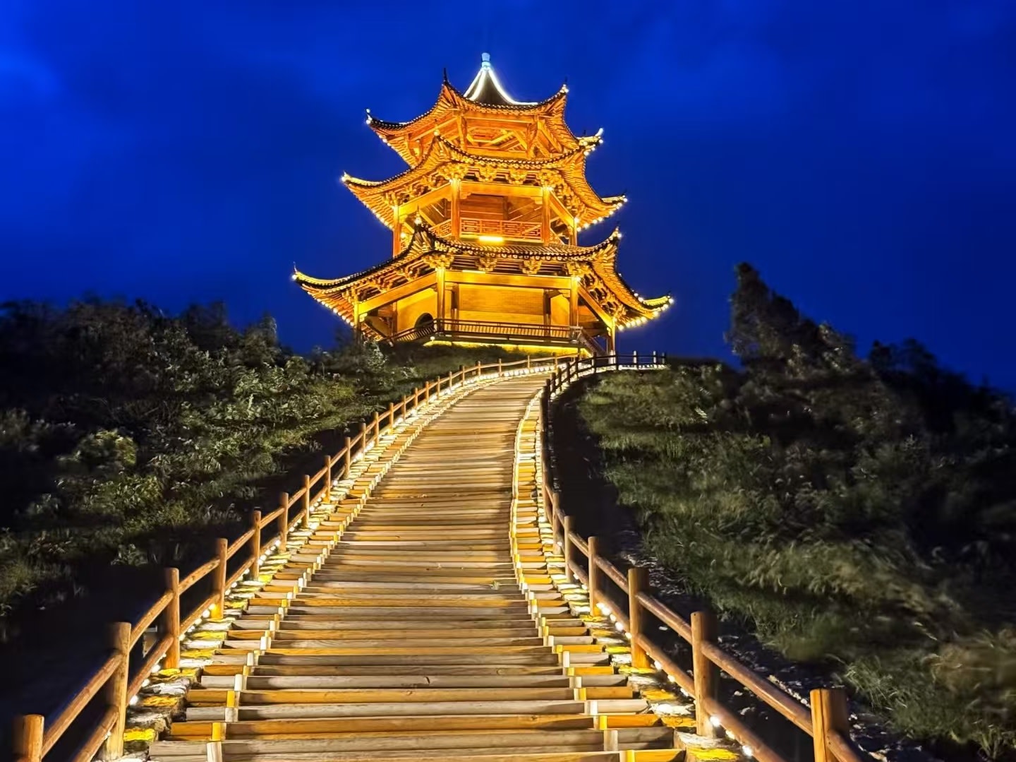 半山亭周圍的參天古松最具風情，由於長年被北風吹刮，枝幹一概朝南，似乎在向遊人頻頻招手，引人入勝