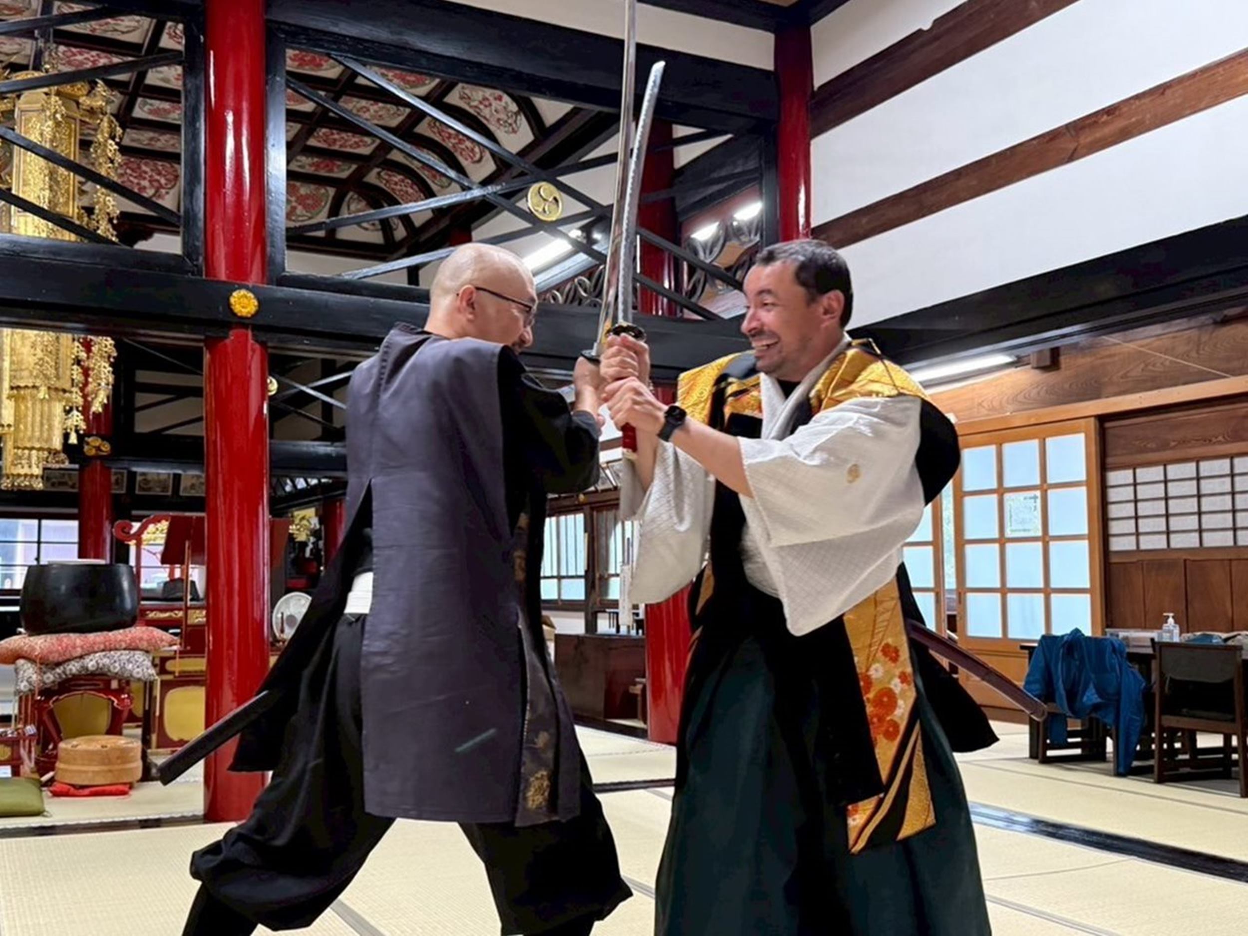 Kanazawa: Samurai Swordsmanship Lesson at a rented temple