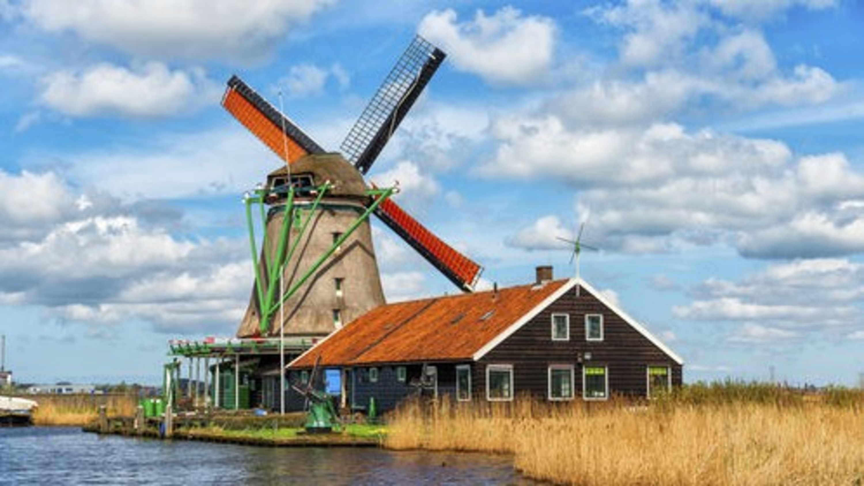 Zaanse Schans, Afsluitdijk & Giethoorn day tour from Amsterdam
