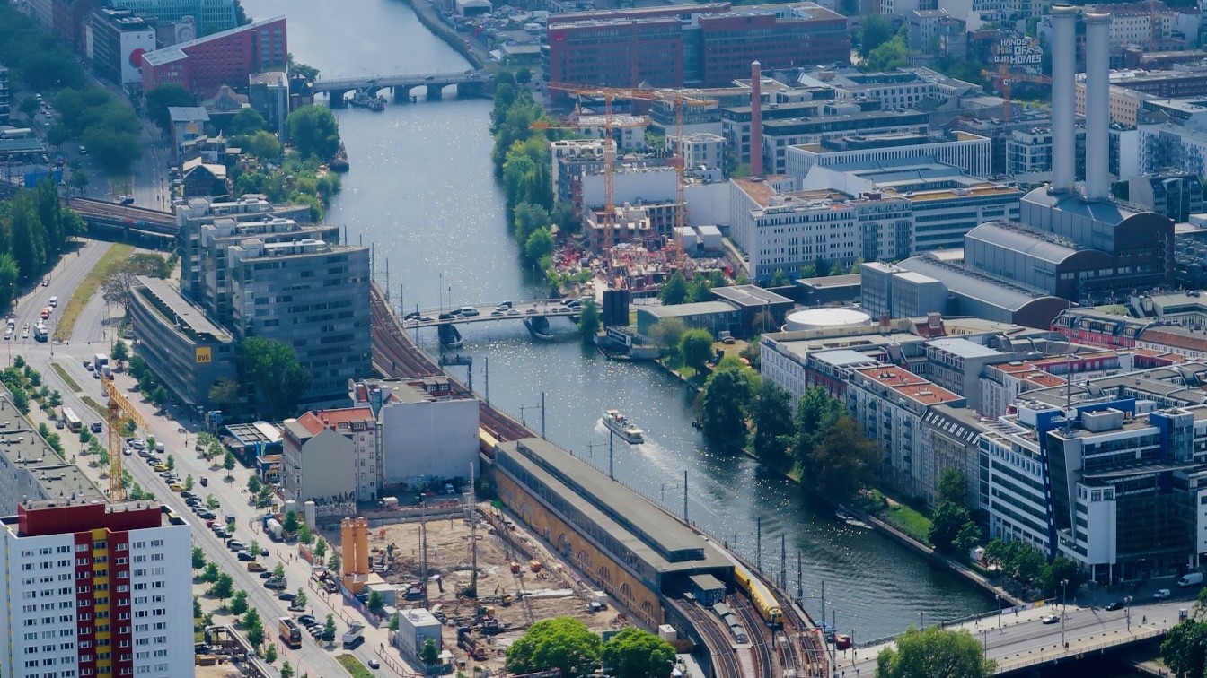 從200多公尺的高空,飽覽施普雷河蜿蜒流經柏林的迷人景色 從200多公尺的高空,飽覽施普雷河蜿蜒流經柏林的迷人景色