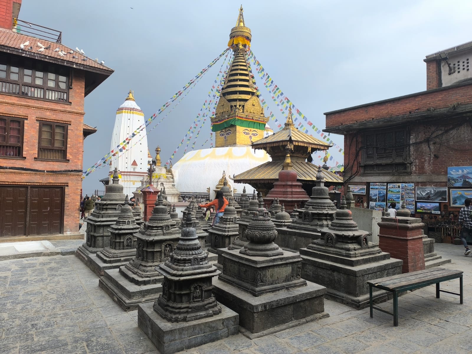 斯瓦揚布納特佛塔（猴廟）——坐落在山頂的佛教佛塔，可俯瞰加德滿都全景，並飄揚著經幡。