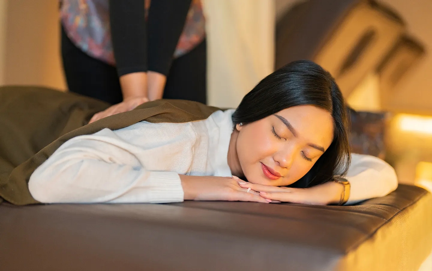 放鬆緊繃的肌肉,釋放背部區域的壓力 放鬆緊繃的肌肉,釋放背部區域的壓力