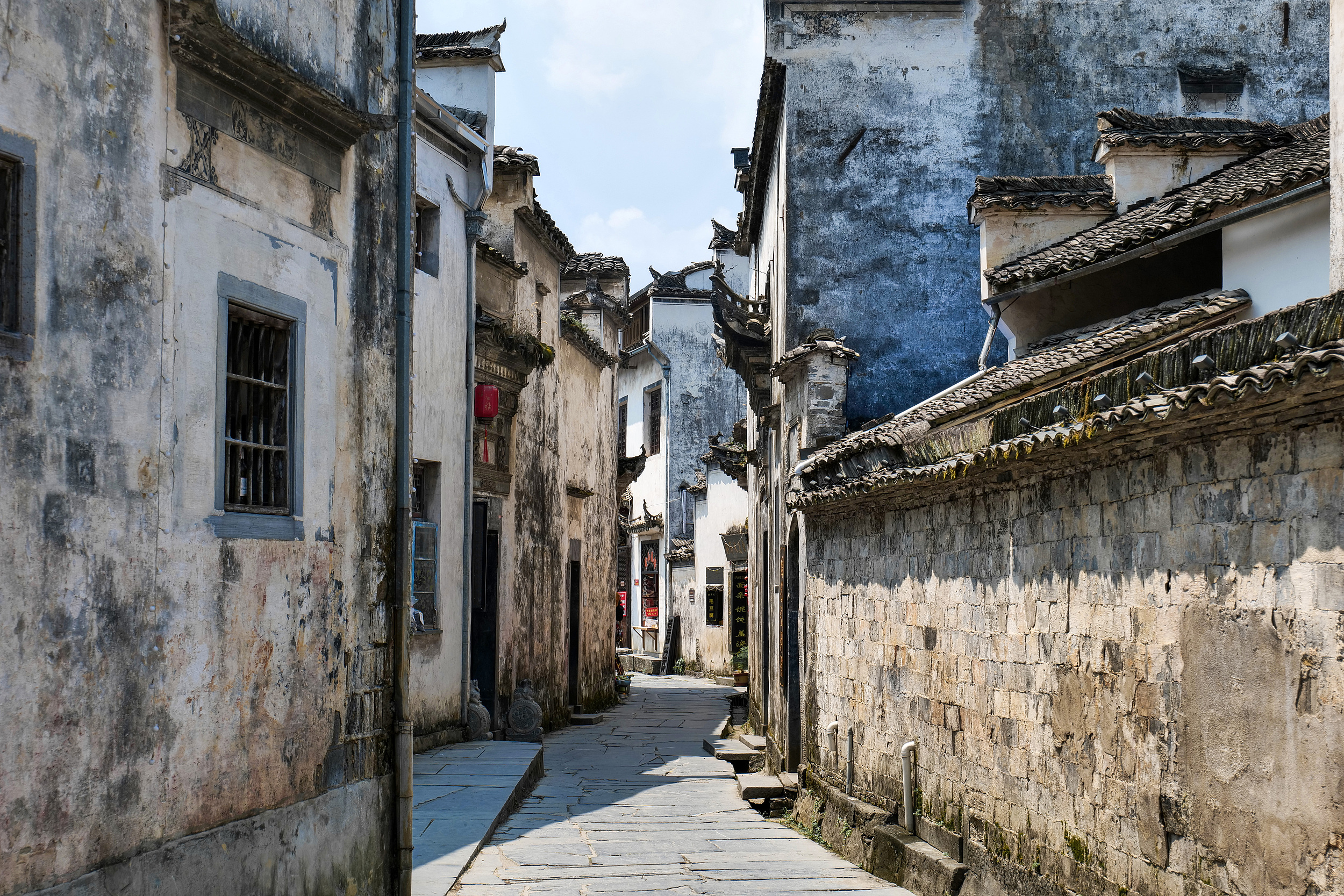 西遞:西遞是典型的徽派古村。宏村看水,西遞則主要看建築,記得留意建築上的徽派三雕,磚雕、石雕、木雕,花紋枝椏精細得彷彿一捏就斷。而來此寫生的美院學生又是另一道風景。 西遞:西遞是典型的徽派古村。宏村看水,西遞則主要看建築,記得留意建築上的徽派三雕,磚雕、石雕、木雕,花紋枝椏精細得彷彿一捏就斷。而來此寫生的美院學生又是另一道風景。