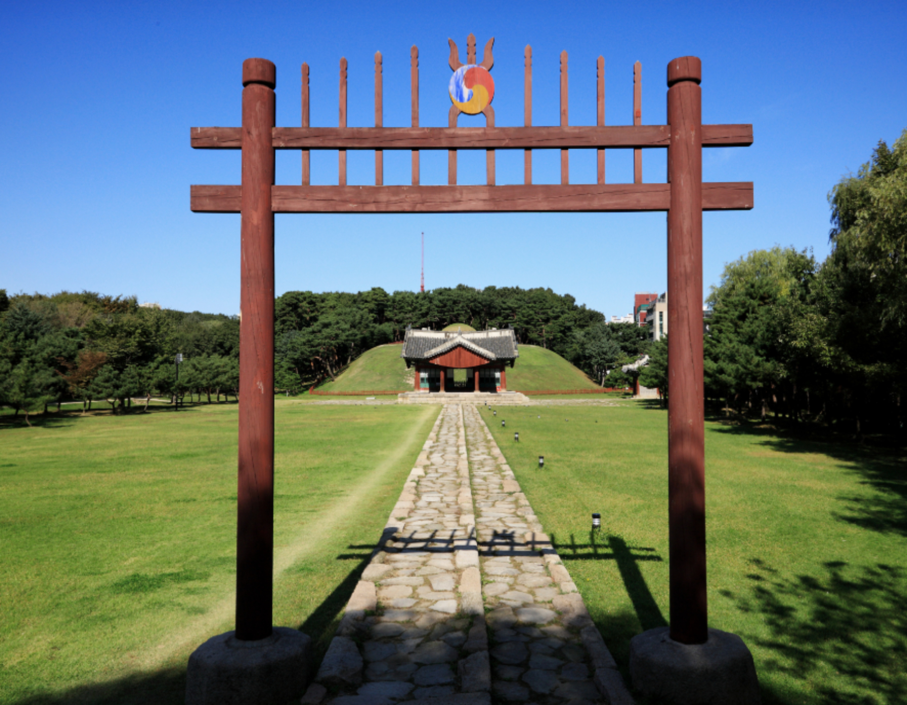 紅箭門,通往聖地的入口。沿著「王者之路」漫步,邂逅朝鮮王朝的偉大君主。 紅箭門,通往聖地的入口。沿著「王者之路」漫步,邂逅朝鮮王朝的偉大君主。