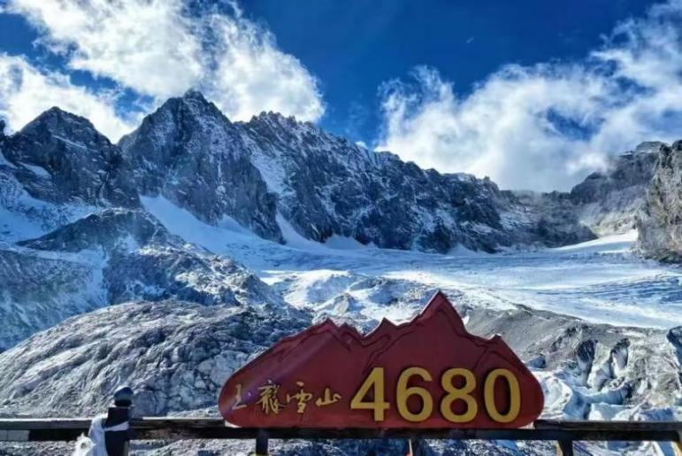 Yulong Snow Mountain is not only a natural treasure, but also a symbol of Naxi culture. As a sacred mountain in the hearts of the Naxi people, Yulong Snow Mountain carries rich cultural connotations and folk customs.