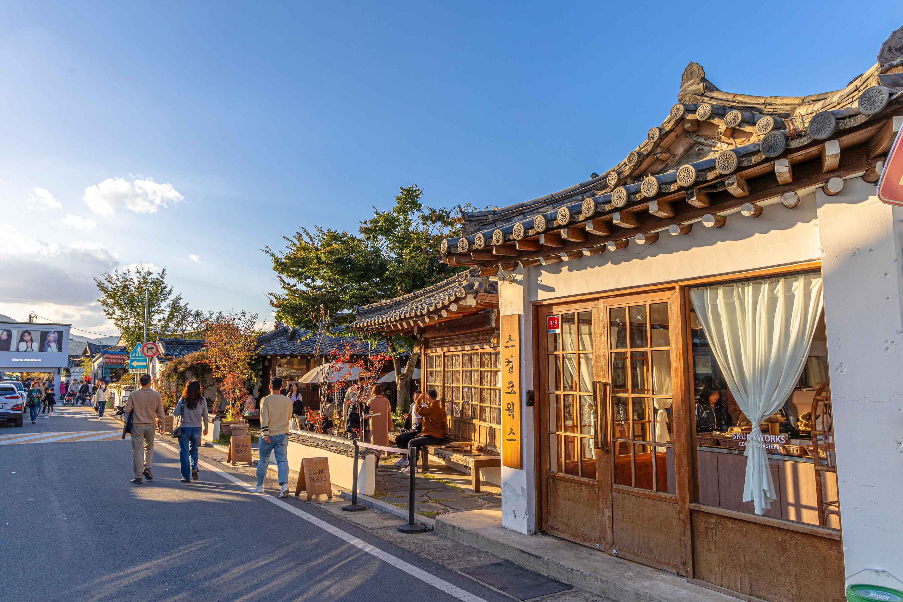 皇理團路:探索「新復古」氛圍,歷史悠久的韓屋與慶州最時尚的咖啡館和商店在此交會。 皇理團路:探索「新復古」氛圍,歷史悠久的韓屋與慶州最時尚的咖啡館和商店在此交會。