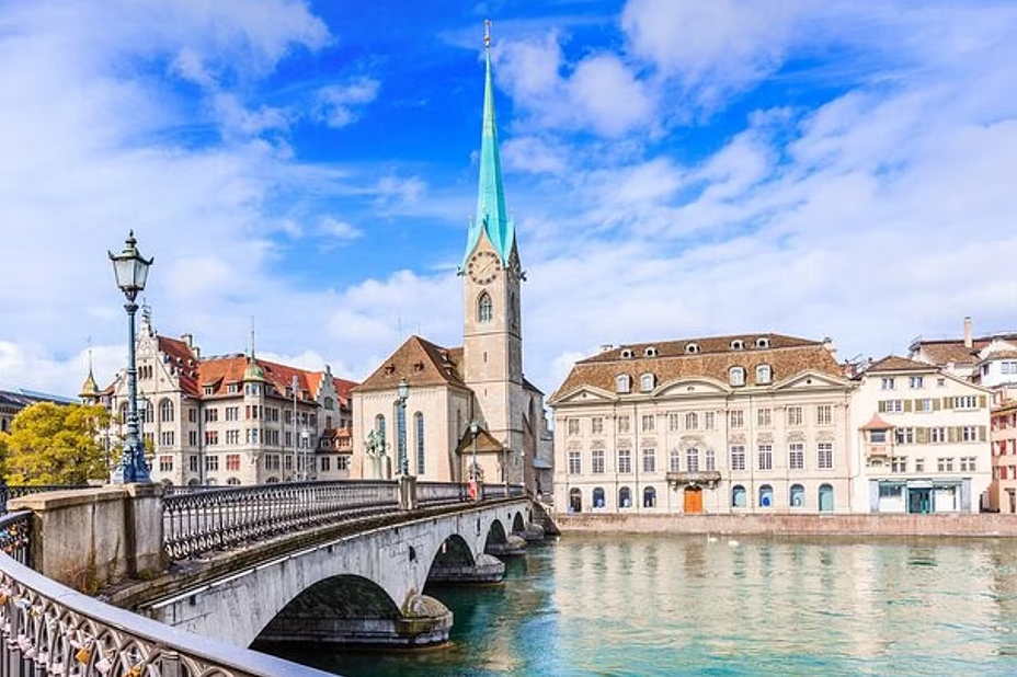 Scavenger Hunt and Walking Trip in Zurich