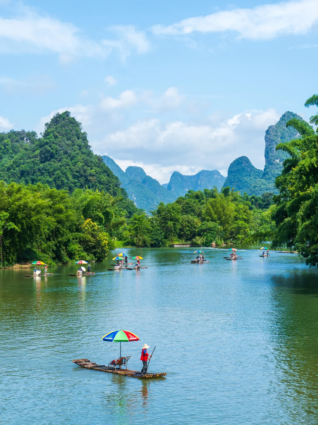 Guilin + Yangshuo 2 kun 1 kecha · 12 kishilik kichik guruh · Yulong daryosi bambuk qayig‘i + dron havo fotografiyasi + velosiped haydash · 20 yuanlik RMB fonida check-in · 4-almasoteli mehmonxonada qolish