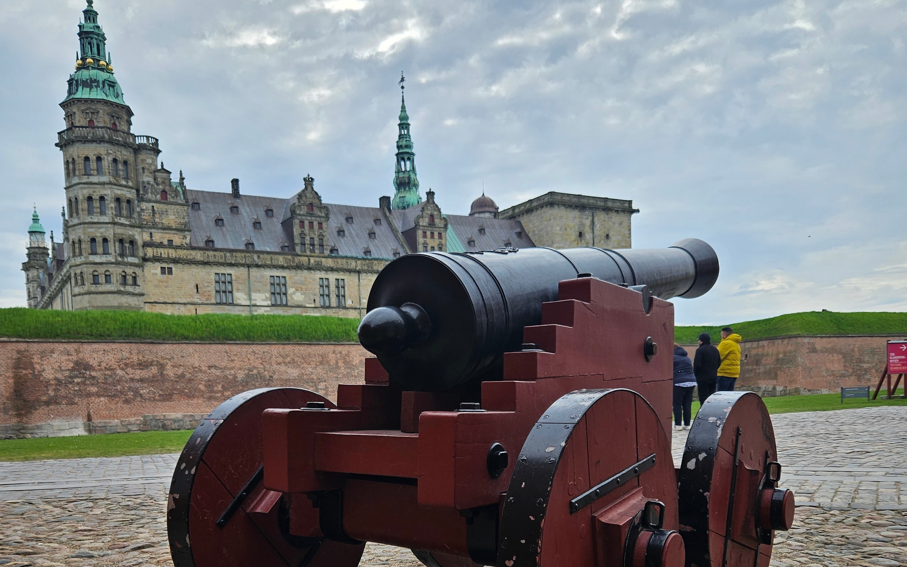 Copenhagen Kronborg Castle, Roskilde & Viking Museum Full-Day Tour with Guide