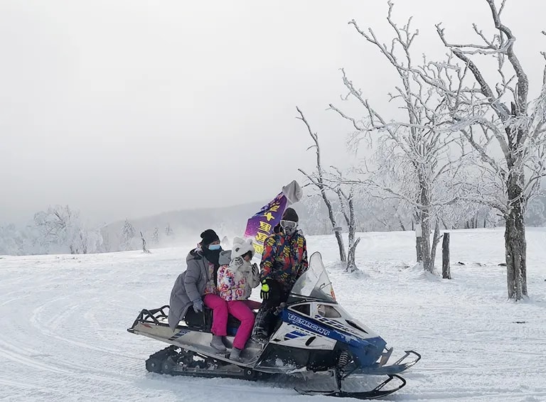 東北雪鄉長白冰雪夢幻7日（雪地摩托+萬科滑雪+雪地溫泉+馬拉爬犁+哈爾濱+亞雪公路+朝鮮民俗園+哈爾濱集合吉林散團）