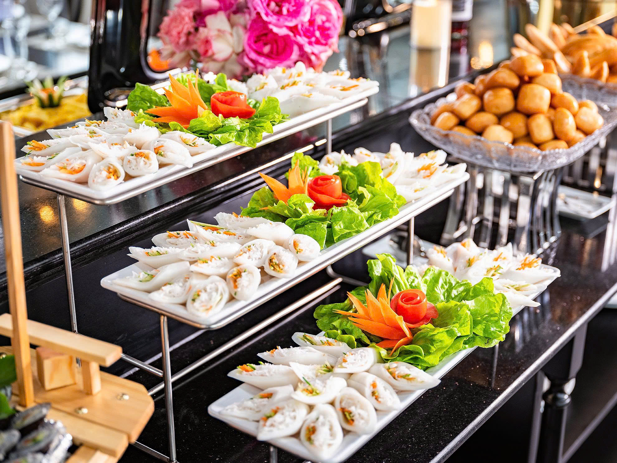 提供各種海鮮、肉類、素食和非素食食品 提供各種海鮮、肉類、素食和非素食食品