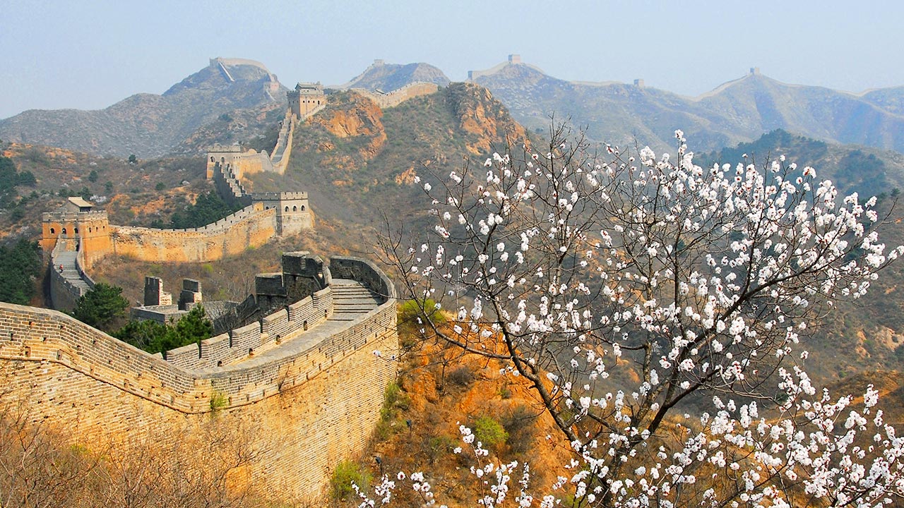 導遊將與您同行，分享這些故事，並協助您拍下明信片般完美的照片。您將有 2 - 3 小時的時間盡情探索，細細品味長城永恆的魅力，無需與擁擠的遊客擦身而過——只有您、古老的城牆和壯麗的山景。