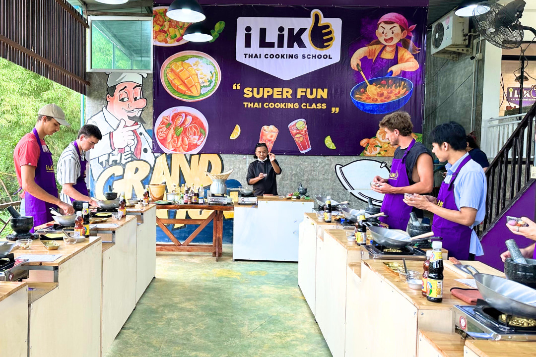 Chiang Mai: Thai Cooking Class at Grand Canyon & Market Tour