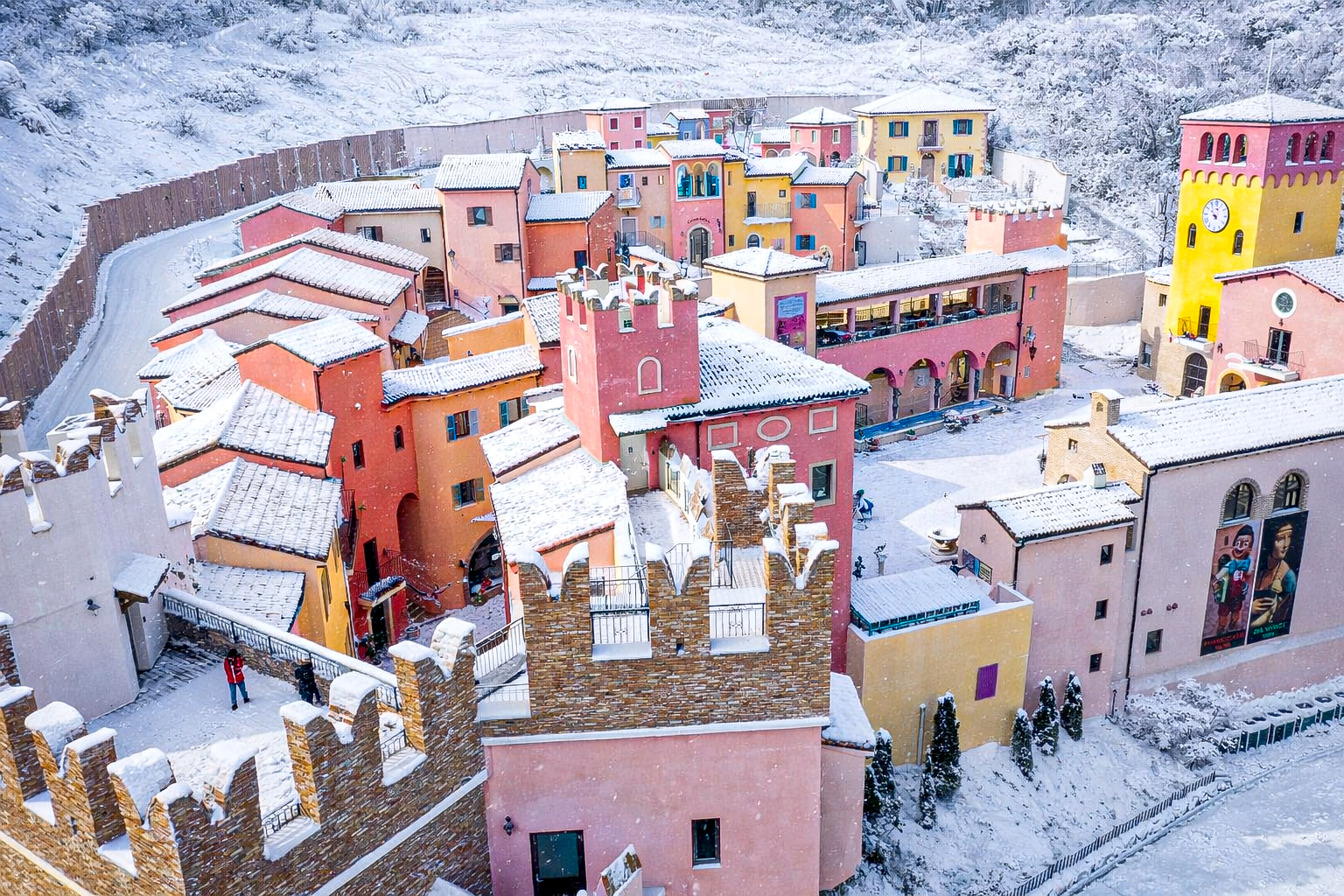 漫步於繽紛小巷,與皮諾丘合影,並在與 Collodi Foundation 官方合作的義大利村,一同踏入童話世界。 漫步於繽紛小巷,與皮諾丘合影,並在與 Collodi Foundation 官方合作的義大利村,一同踏入童話世界。