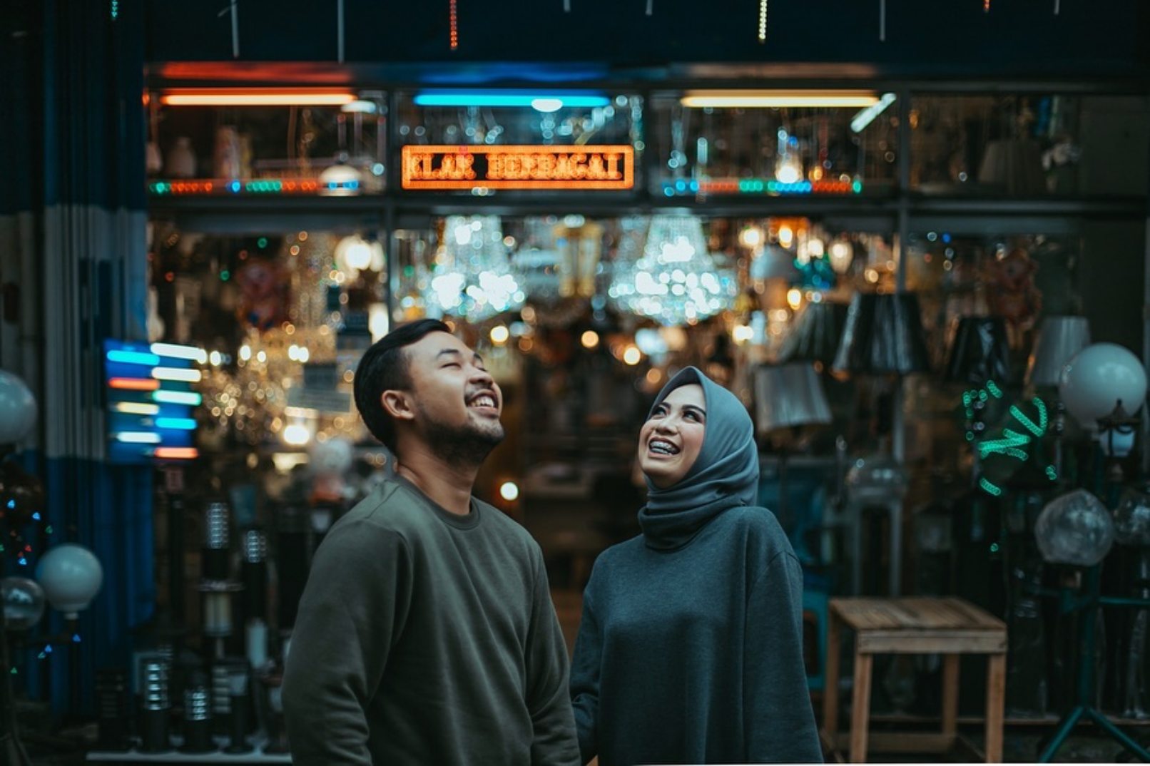 Man and woman in front of restaurant in the city