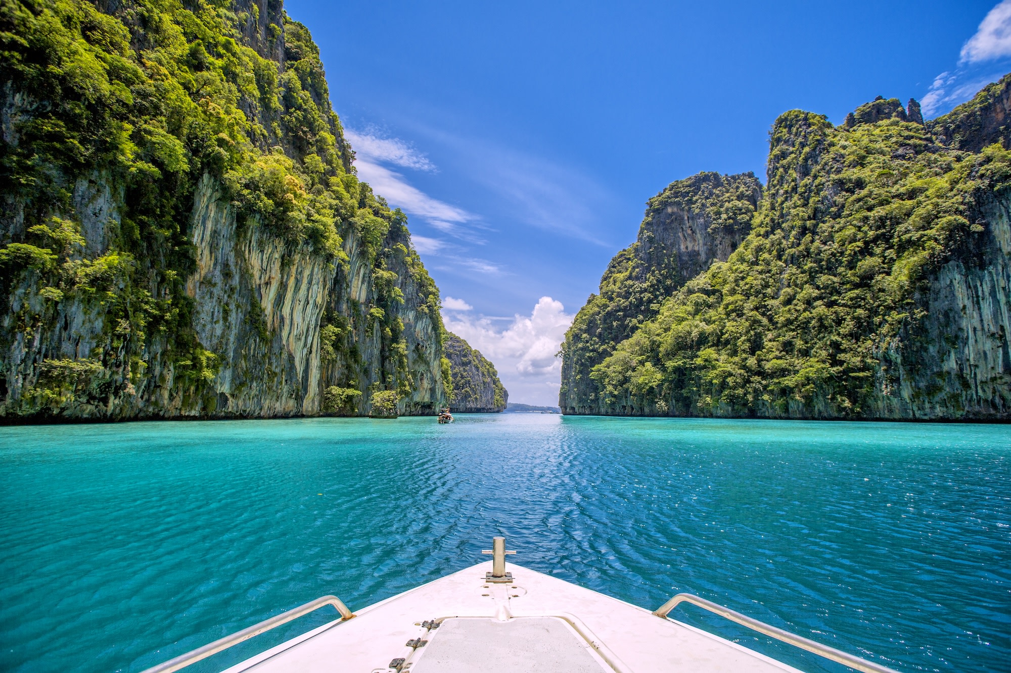 探索泰國最美的秘境之一「皮雷潟湖 (Pileh Lagoon)」,您還能在此盡情暢泳。 探索泰國最美的秘境之一「皮雷潟湖 (Pileh Lagoon)」,您還能在此盡情暢泳。