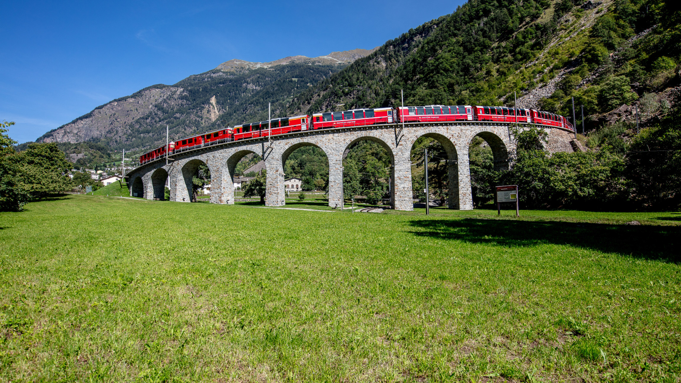 搭乘經典的伯連納列車,穿越聯合國教科文組織列名的阿爾卑斯山脈景觀與白雪皚皚的山口。 搭乘經典的伯連納列車,穿越聯合國教科文組織列名的阿爾卑斯山脈景觀與白雪皚皚的山口。