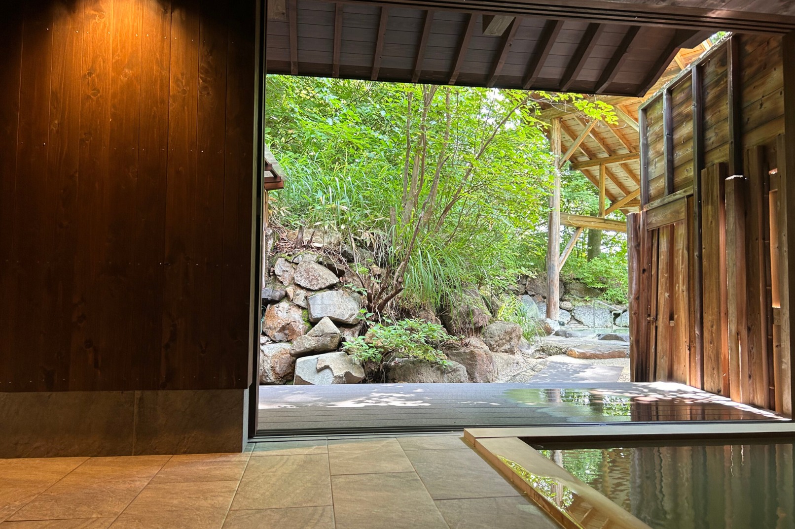 Outdoor onsen experience at Shichimi Onsen Kouyoukan