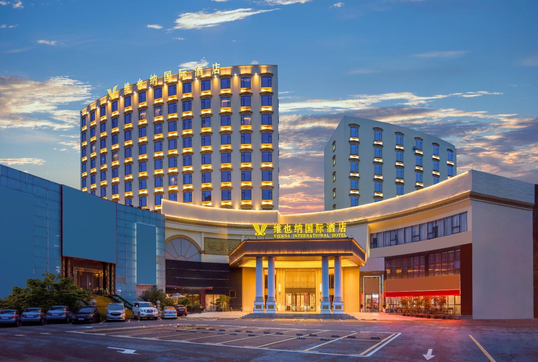 Vienna International Hotel (Zhuhai Gongbei Port Yingbin Road Branch) Accommodation Package
