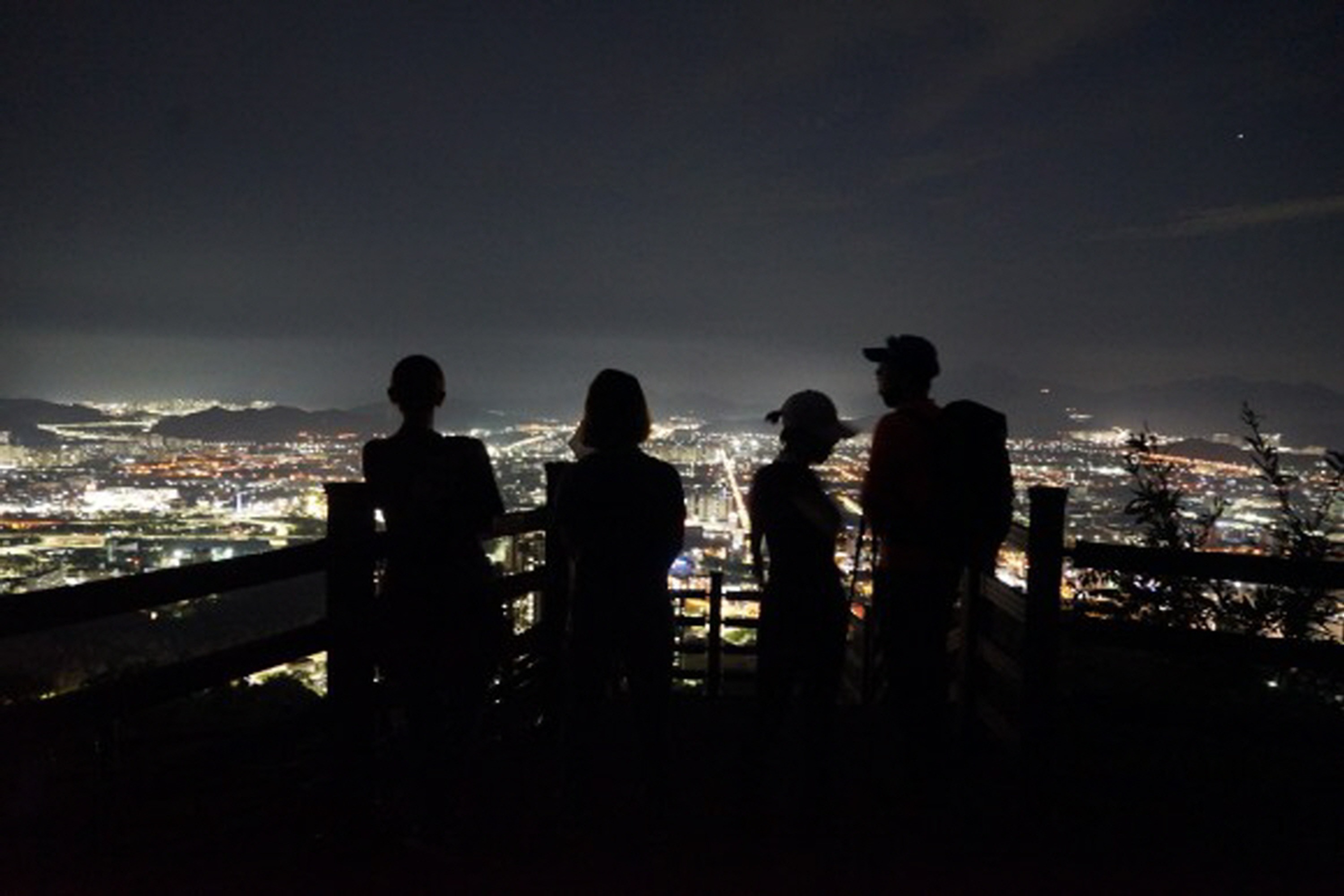 釜山 夜景観賞・荒嶺山ハイキングツアー