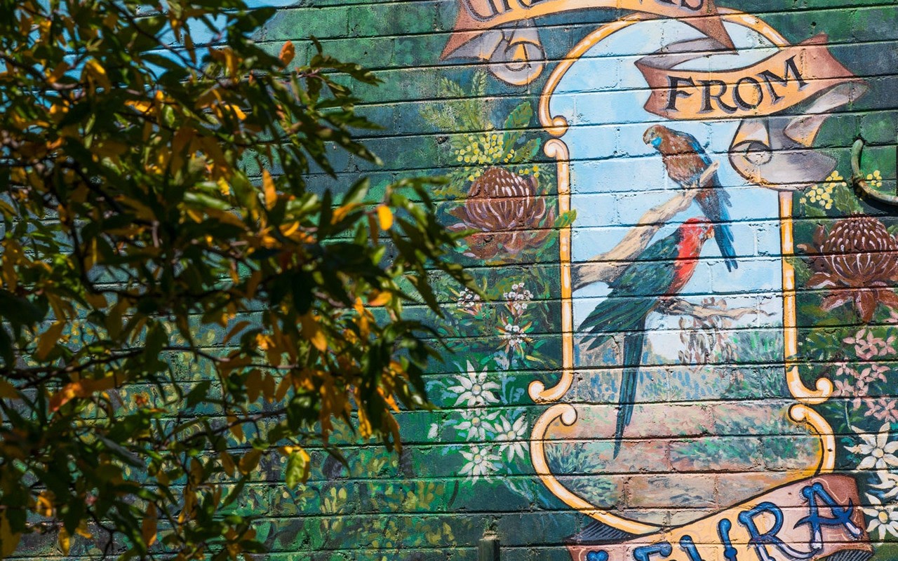 探索這幅充滿活力的壁畫，藝術與自然在此完美交織。