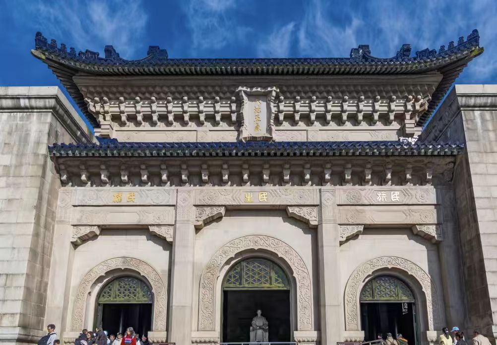 祭堂正門敞開,遊人絡繹不絕,門楣上 “民族、民權、民生” 的題字清晰可見,上方 “天地正氣” 的匾額高懸 祭堂正門敞開,遊人絡繹不絕,門楣上 “民族、民權、民生” 的題字清晰可見,上方 “天地正氣” 的匾額高懸