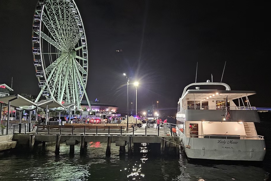 邁阿密 (Miami) 派對遊船，提供無限暢飲、舞蹈和天際線景觀