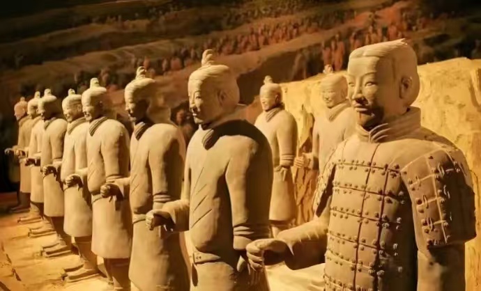 上千尊陶俑形態各異,栩栩如生,彷彿穿越時空,重現大秦帝國的雄兵列陣。坑道縱橫,軍陣嚴整,展現古代工匠的超凡技藝與軍事智慧。 上千尊陶俑形態各異,栩栩如生,彷彿穿越時空,重現大秦帝國的雄兵列陣。坑道縱橫,軍陣嚴整,展現古代工匠的超凡技藝與軍事智慧。