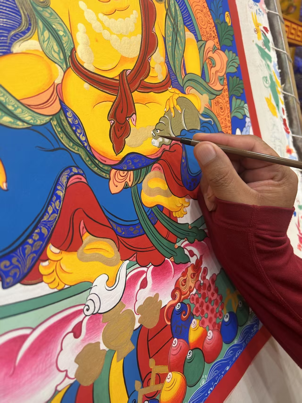 Experience thangka hand-painting, guided by professional painters, and learn about Tibetan culture and history