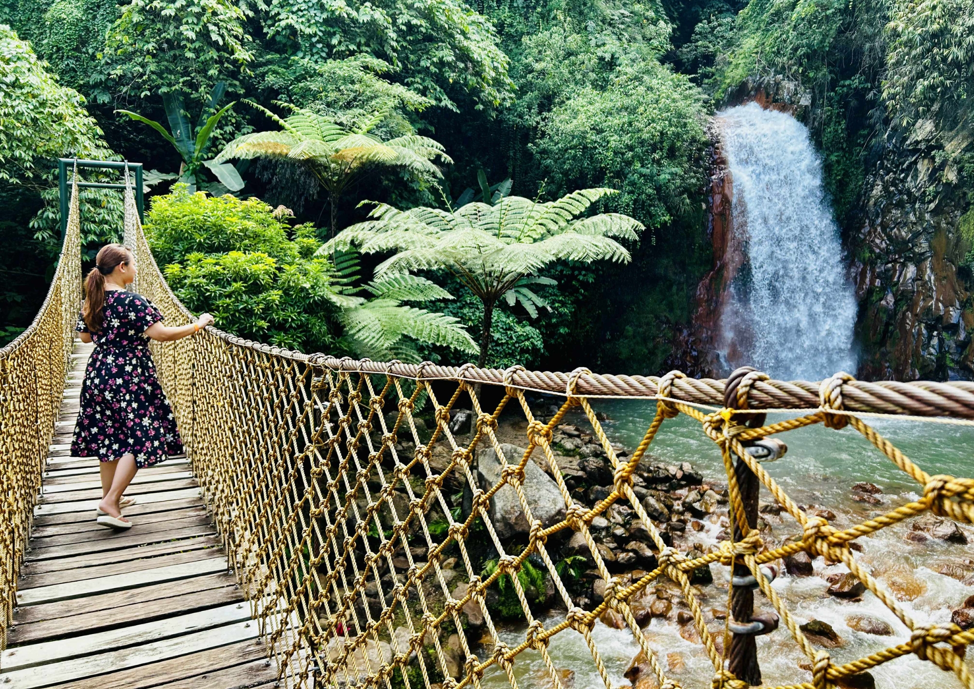 走過橋樑，欣賞瀑布傾瀉而下的壯麗景色和清脆聲響，前往普朗巴託瀑布。