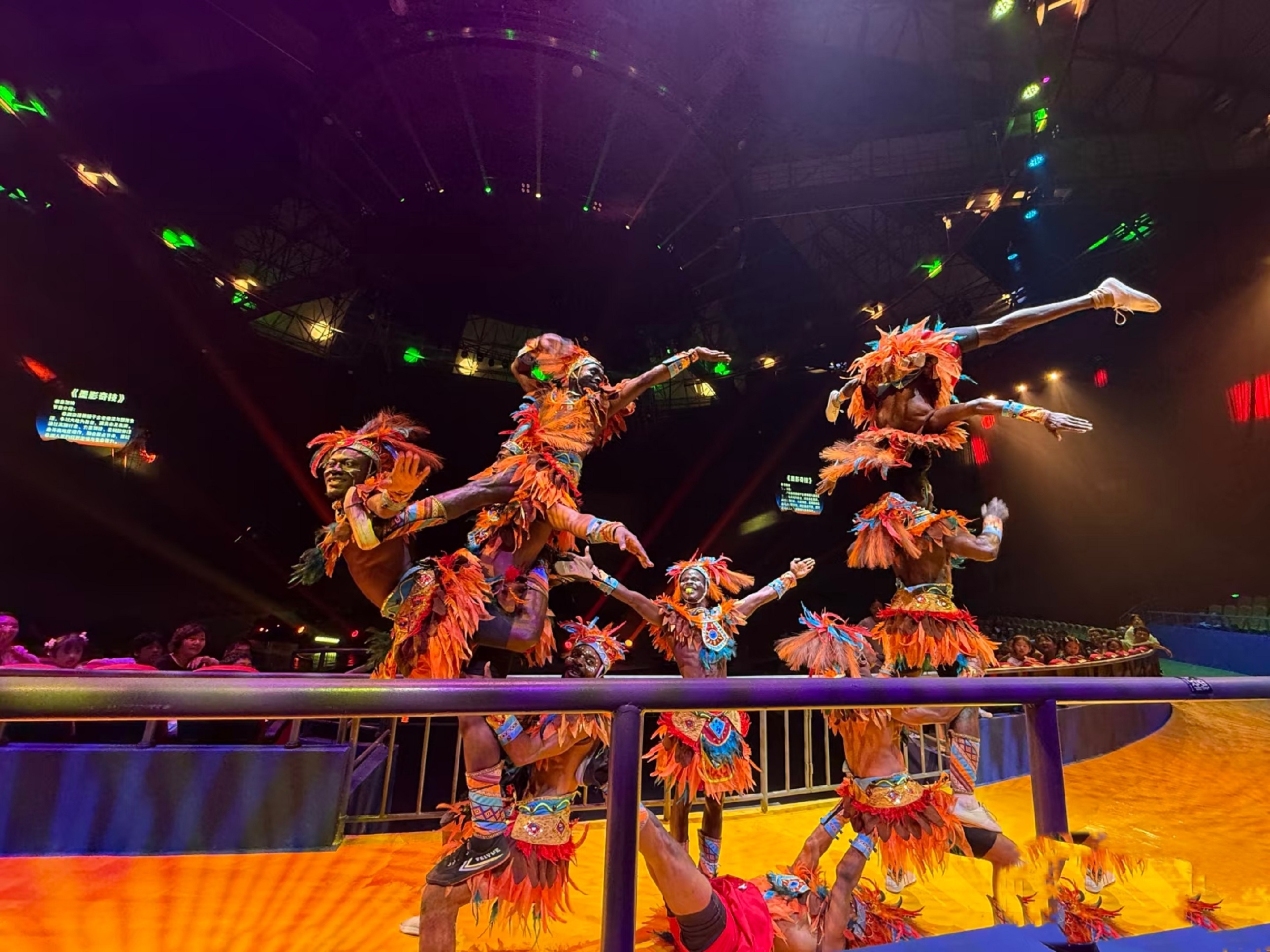 近在咫尺的表演讓觀眾直面熱情的異域慶典