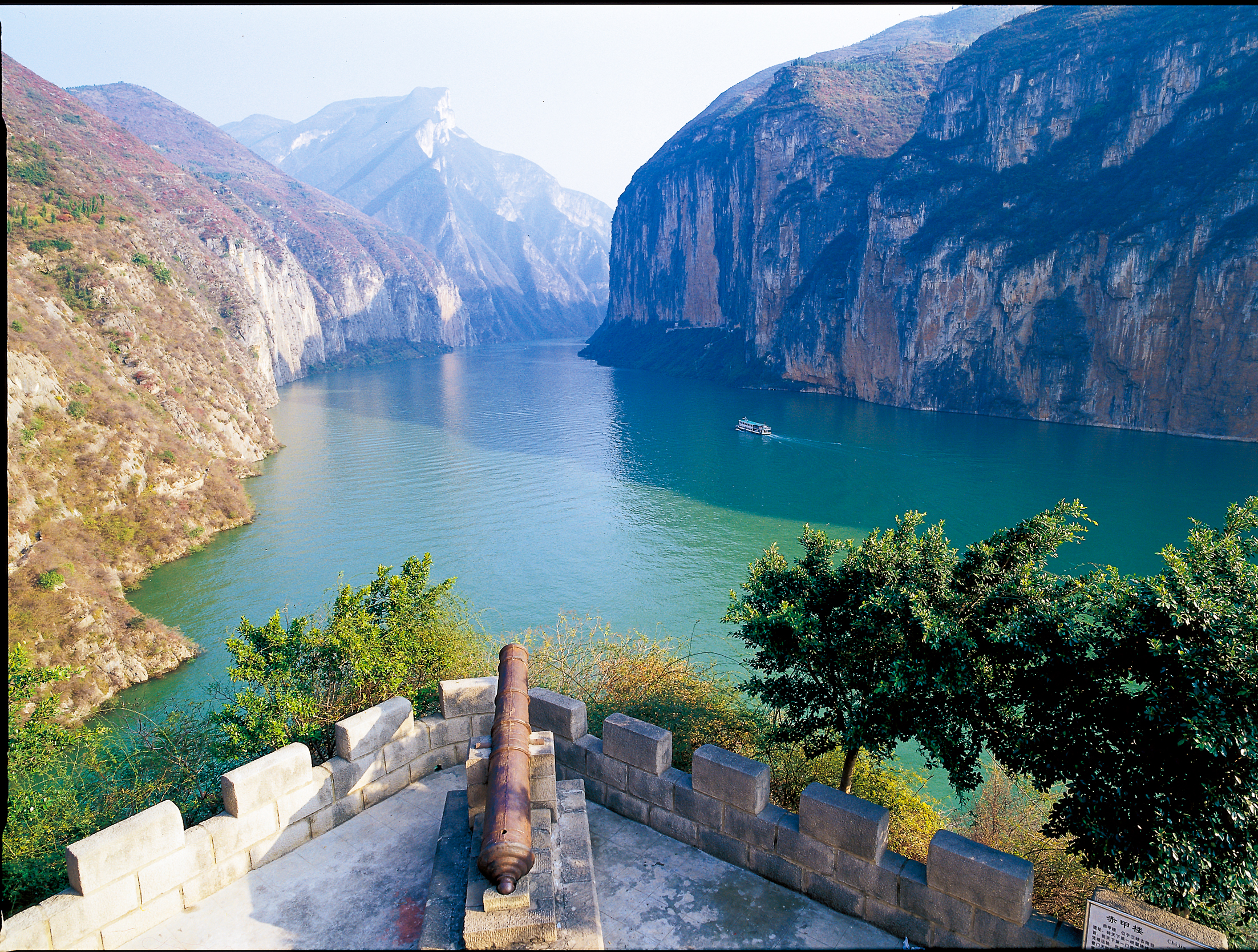 瞿塘峽：三峽最短卻最險的峽谷，夔門絕壁對峙，江水穿峽而過，氣勢如虹，親身感受 “兩岸猿聲啼不住” 的壯闊。