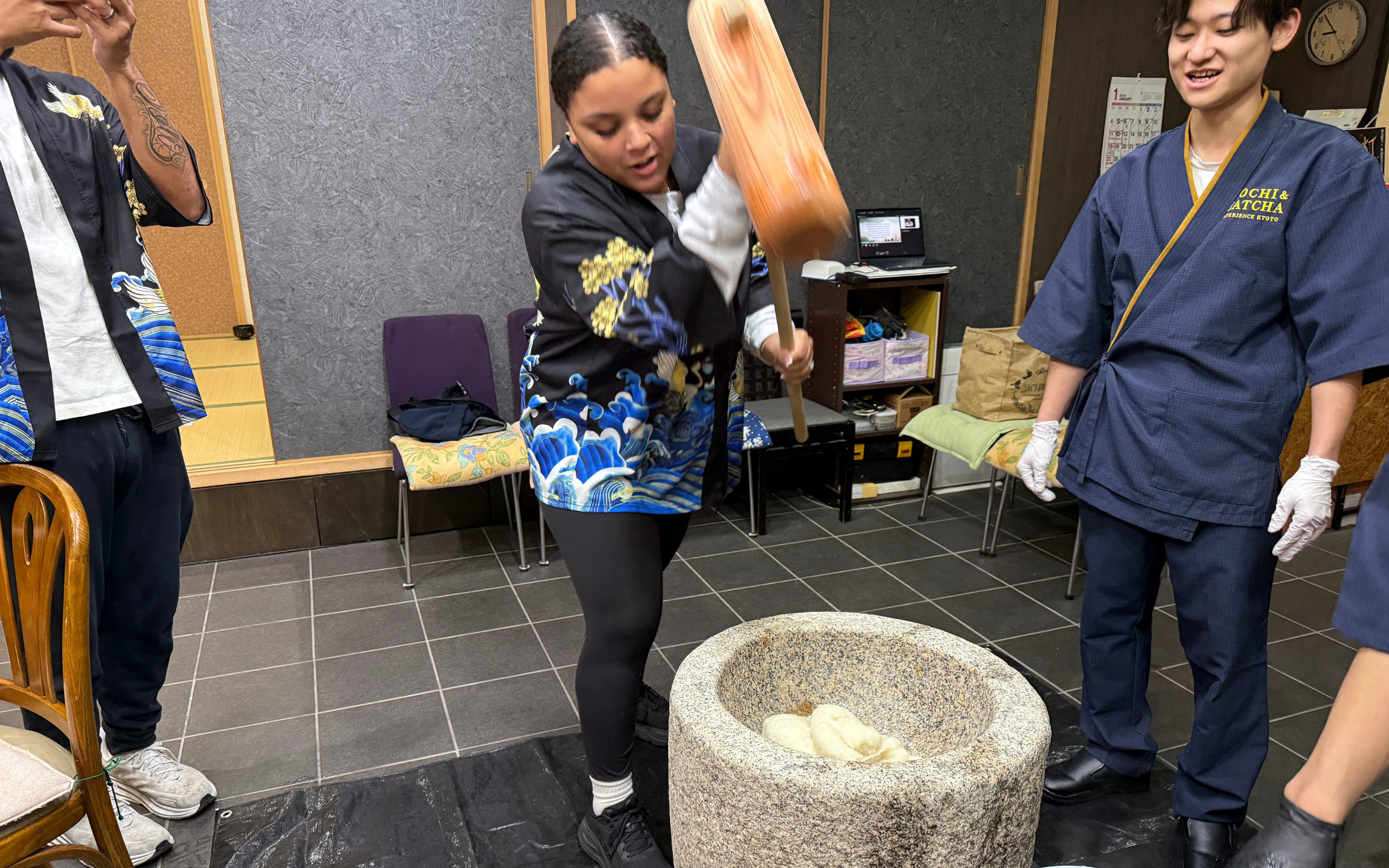 Night-only mochi pounding experience and tea ceremony experience.