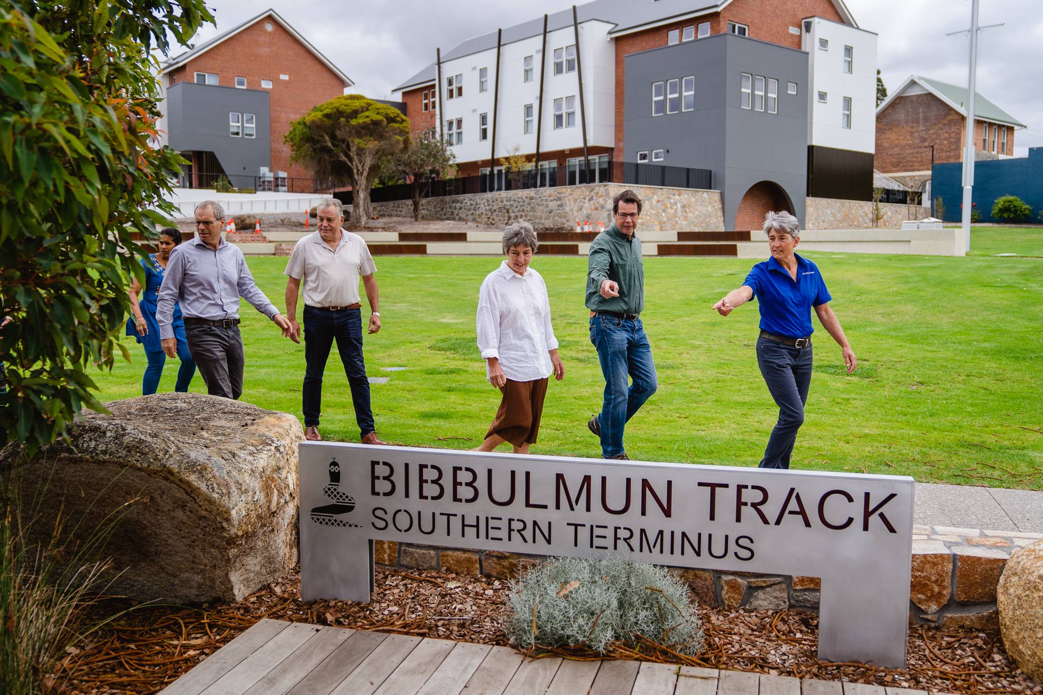 導遊帶領旅行團在公園裡