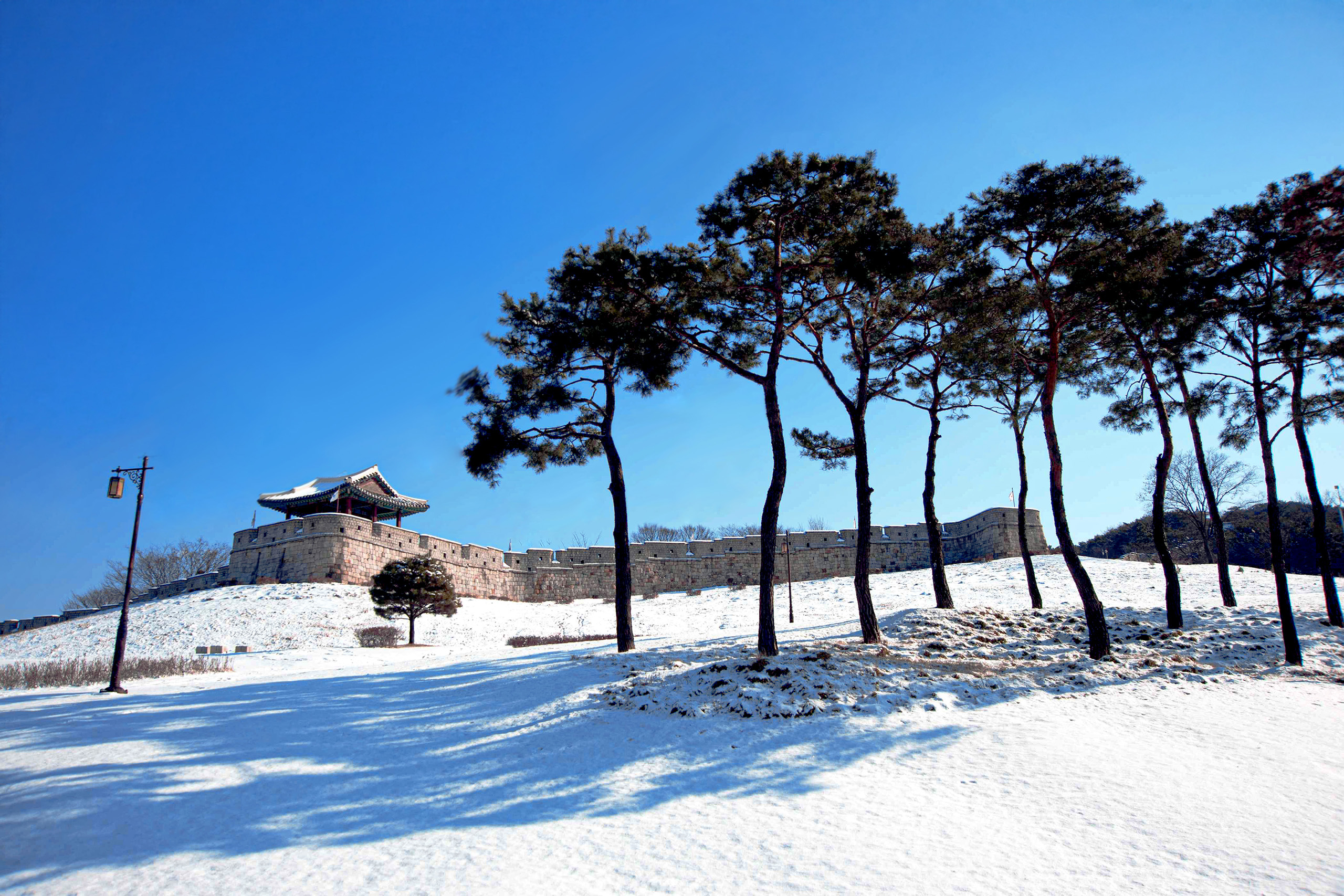 冬季漫步在水原華城，白雪皚皚的城牆，盡顯韓國的歷史魅力。