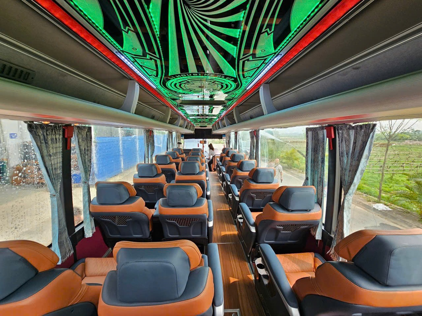 廂型車/豪華小巴 - 小團(最多23人) 廂型車/豪華小巴 - 小團(最多23人)