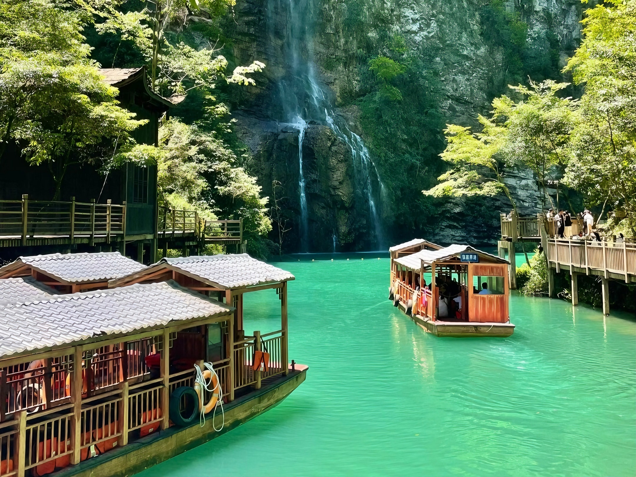 體驗項目彩虹遊船,湖湖水碧綠如翡翠,兩岸絕壁凌空,景色優美。乘坐遊船,可從獨特的角度觀賞玻璃橋,還能欣賞神泉湖瀑布,感受峽谷崖壁的壯觀。 體驗項目彩虹遊船,湖湖水碧綠如翡翠,兩岸絕壁凌空,景色優美。乘坐遊船,可從獨特的角度觀賞玻璃橋,還能欣賞神泉湖瀑布,感受峽谷崖壁的壯觀。