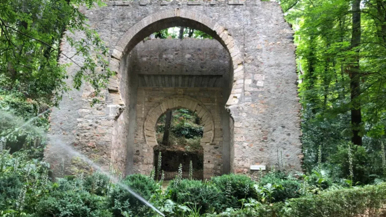 探索鬱鬱蔥蔥的外部花園，感受西班牙-阿拉伯與自然的和諧統一