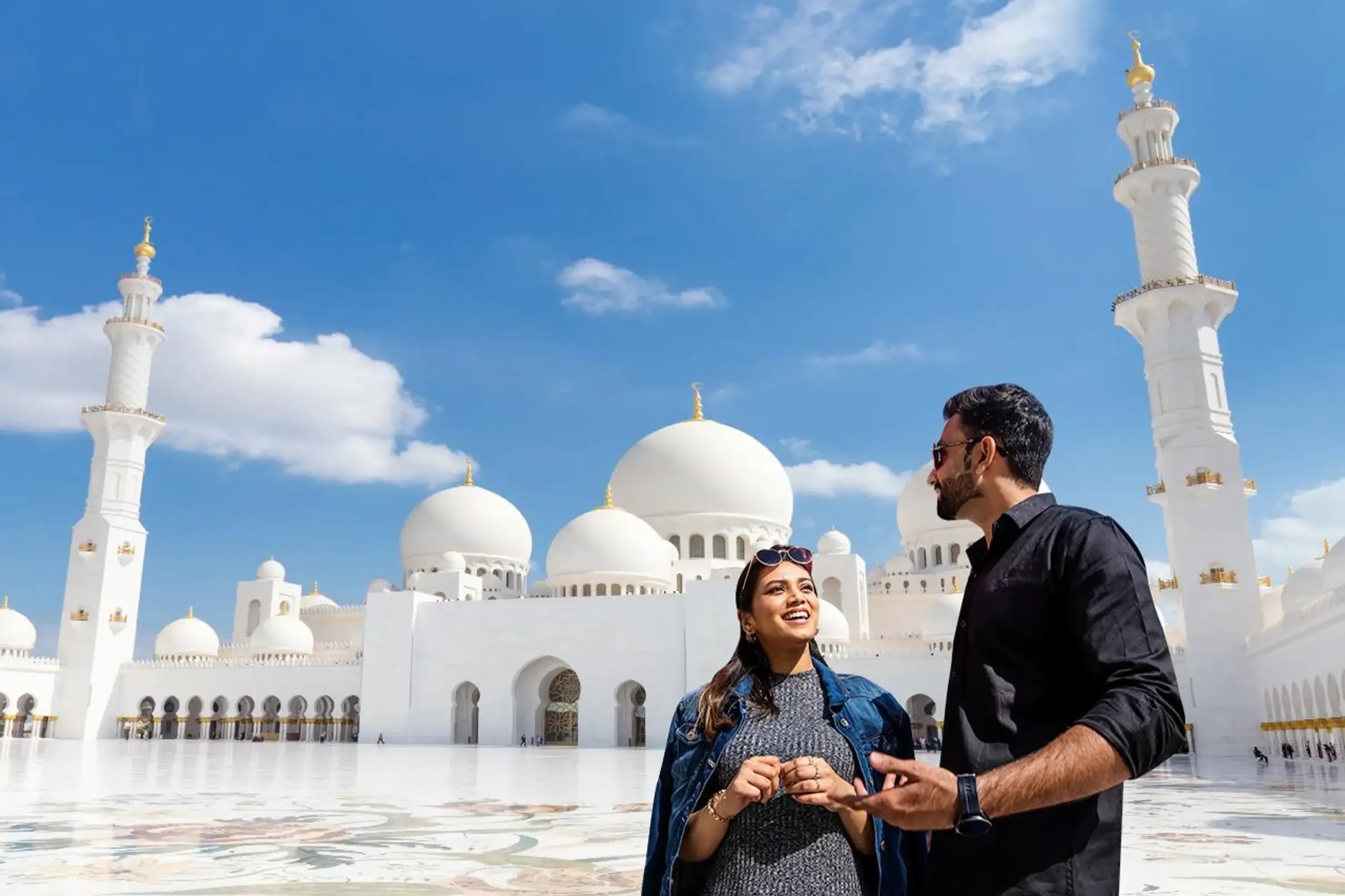 漫步在謝赫扎耶德大清真寺內，兩人驚嘆於寧靜宏偉的大理石長廊。