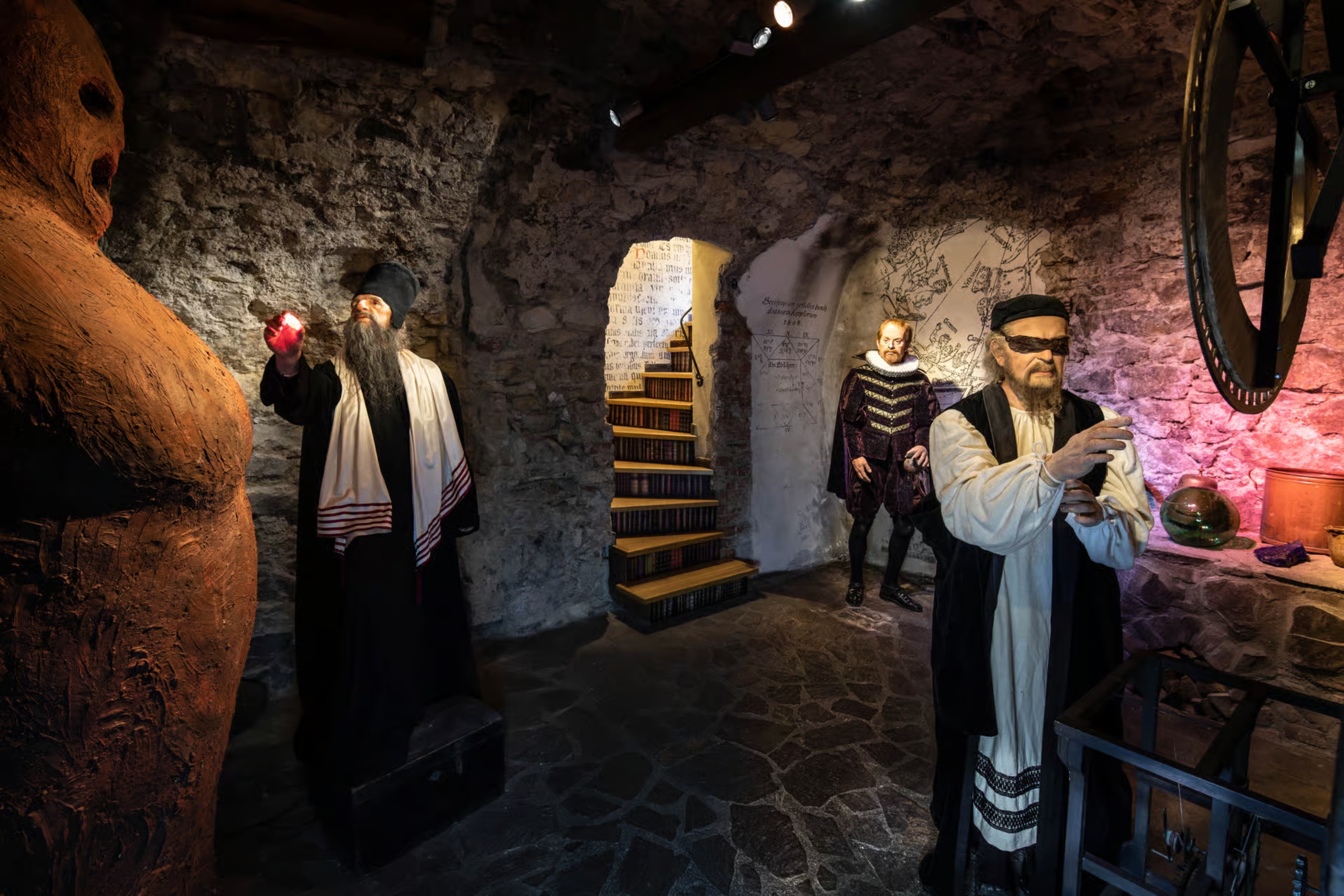 在布拉格互動式杜莎夫人蠟像館娛樂博物館中，探索栩栩如生的名人蠟像。