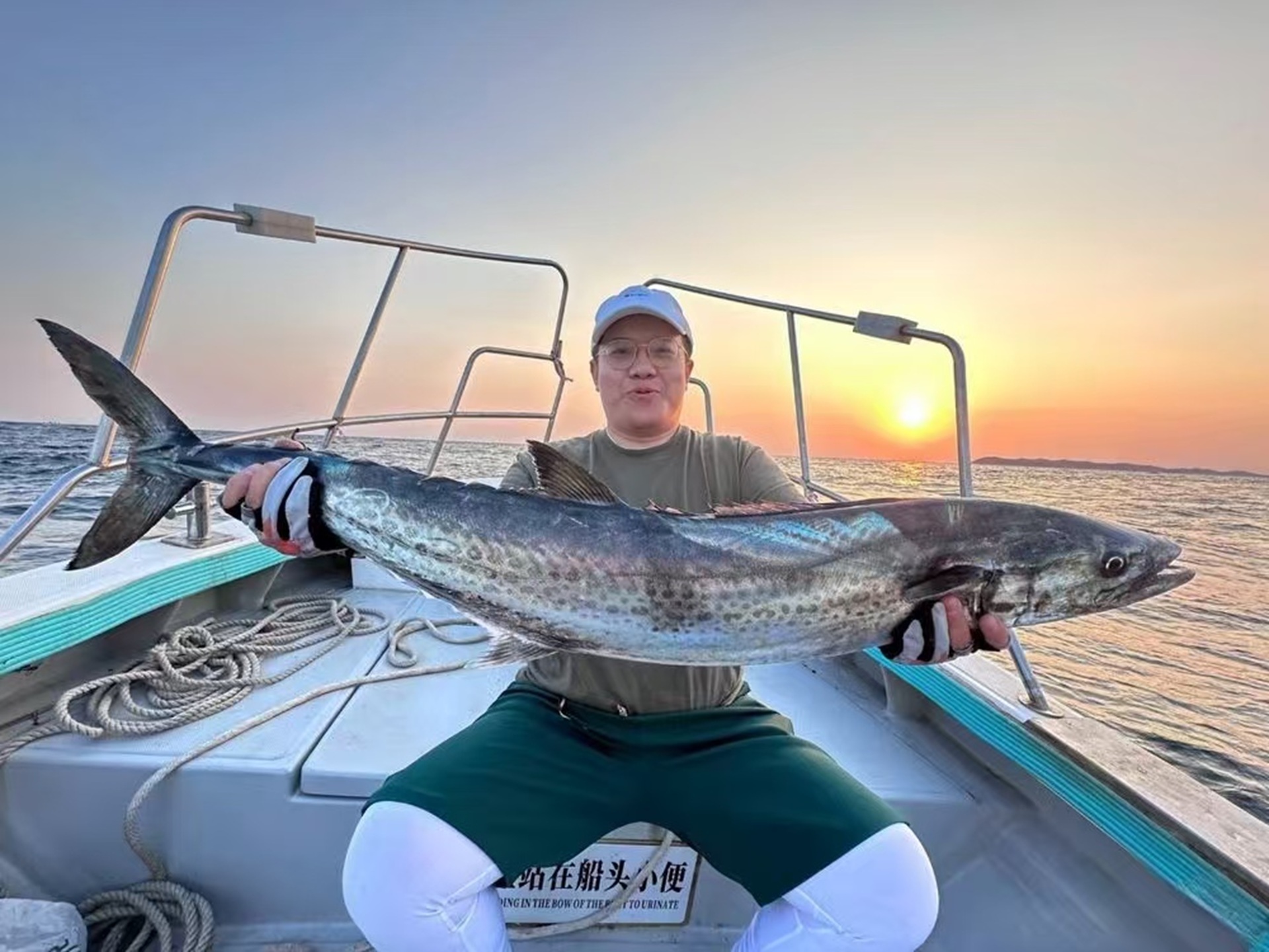 鎖定遇岩礁、圓島等深海釣點,專攻石斑魚、鱈魚等巨物,夜釣航次還可搭配探魚燈設備,滿足資深釣友的 “追魚” 需求 鎖定遇岩礁、圓島等深海釣點,專攻石斑魚、鱈魚等巨物,夜釣航次還可搭配探魚燈設備,滿足資深釣友的 “追魚” 需求