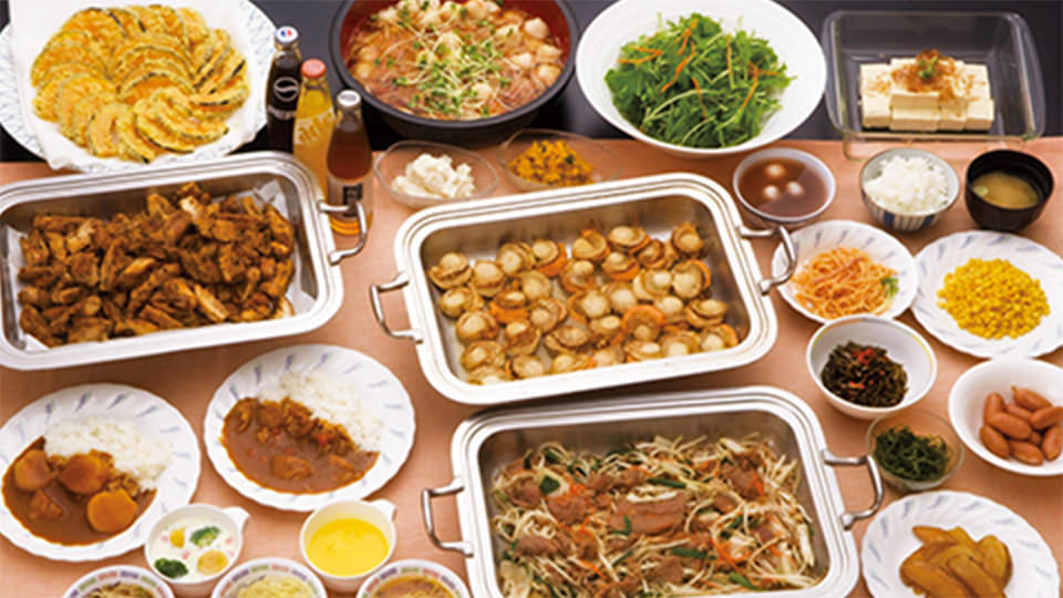 ✧⁺富良野日式食堂一直以其地道的農家風味而聞名。在這裡，您可以一邊欣賞窗外壯麗的十勝山脈一邊享用午餐。