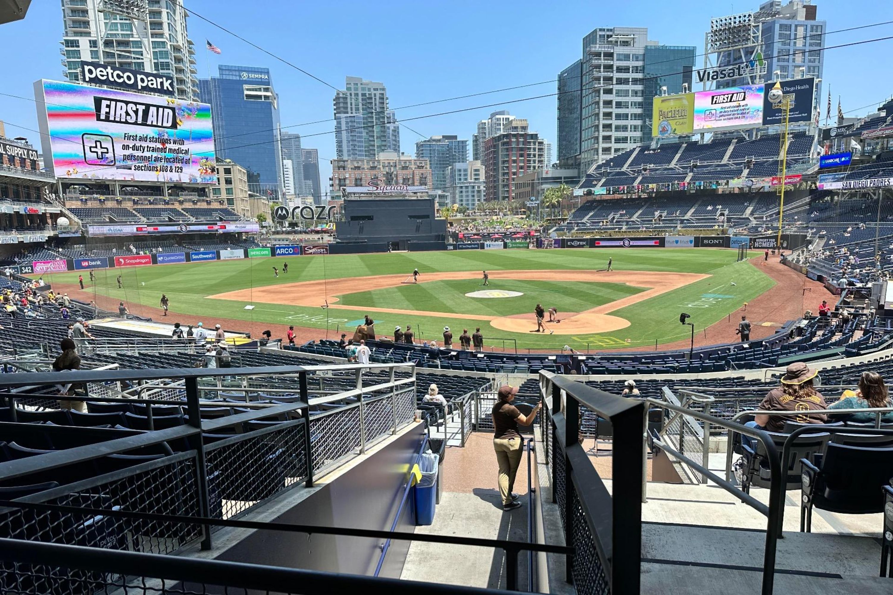 從下層底線座位享受近距離視野，讓球迷們身歷其境，感受球場上的熱血沸騰
